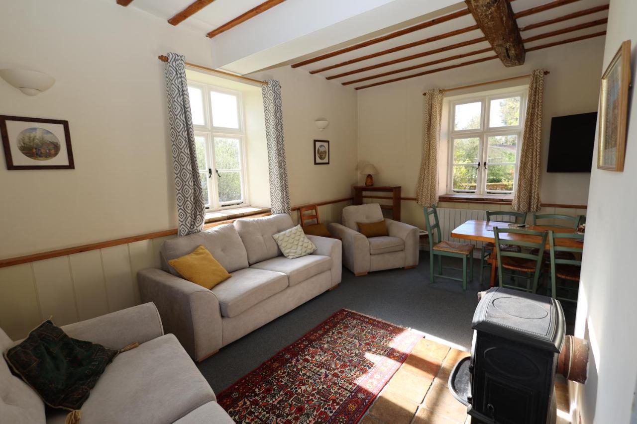 Hall Apartment *