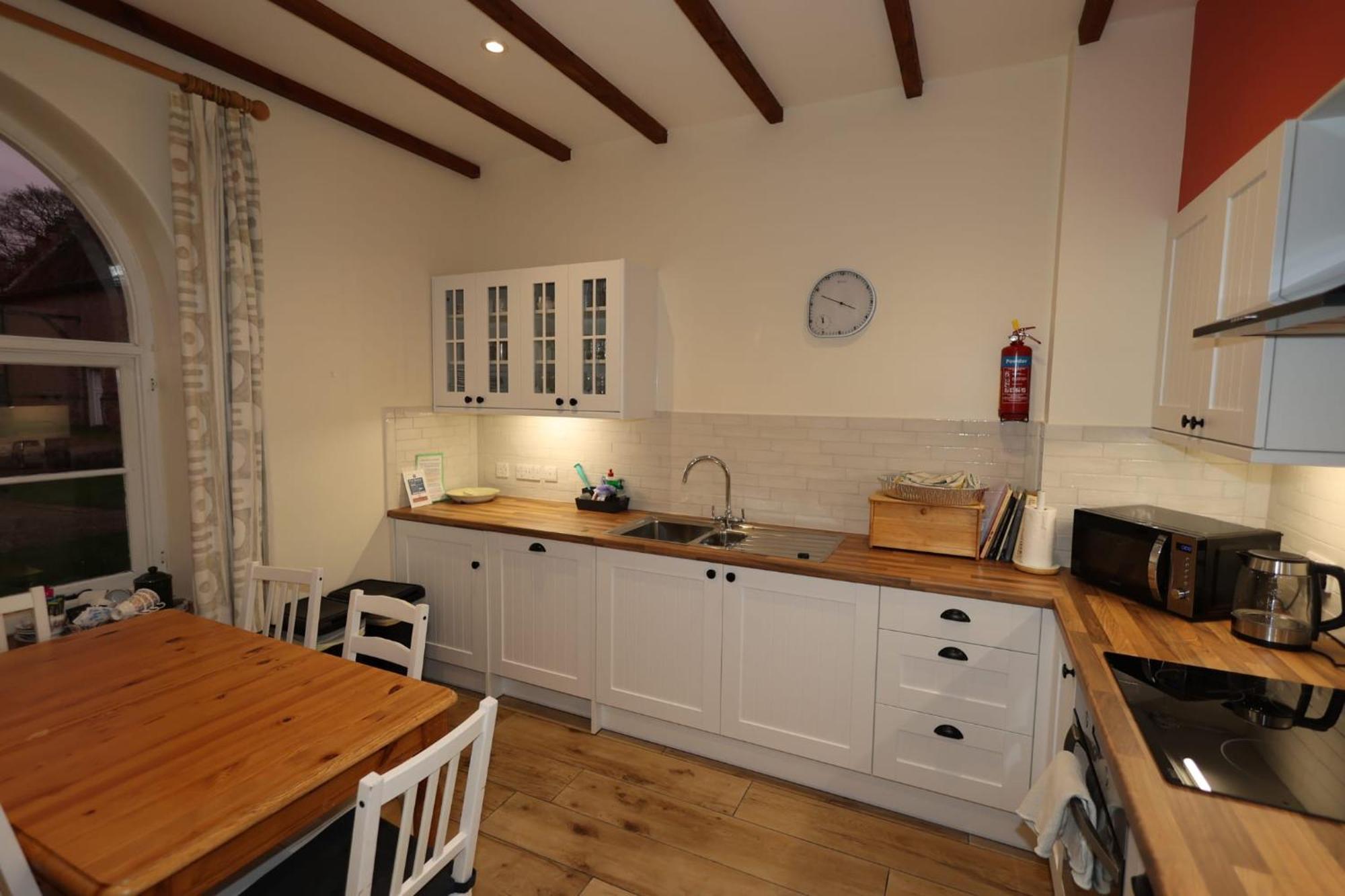Hall Apartment *