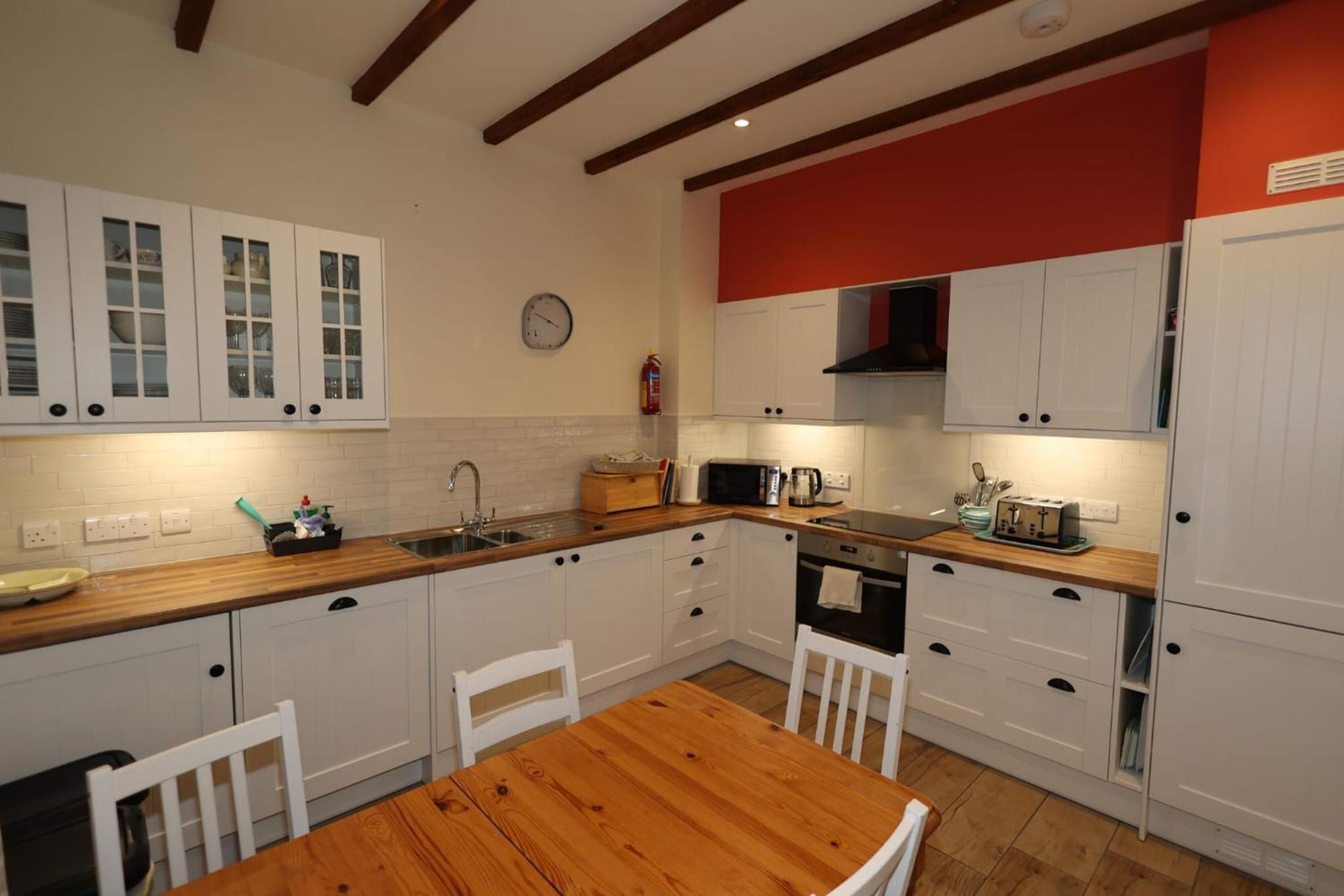 Hall Apartment *