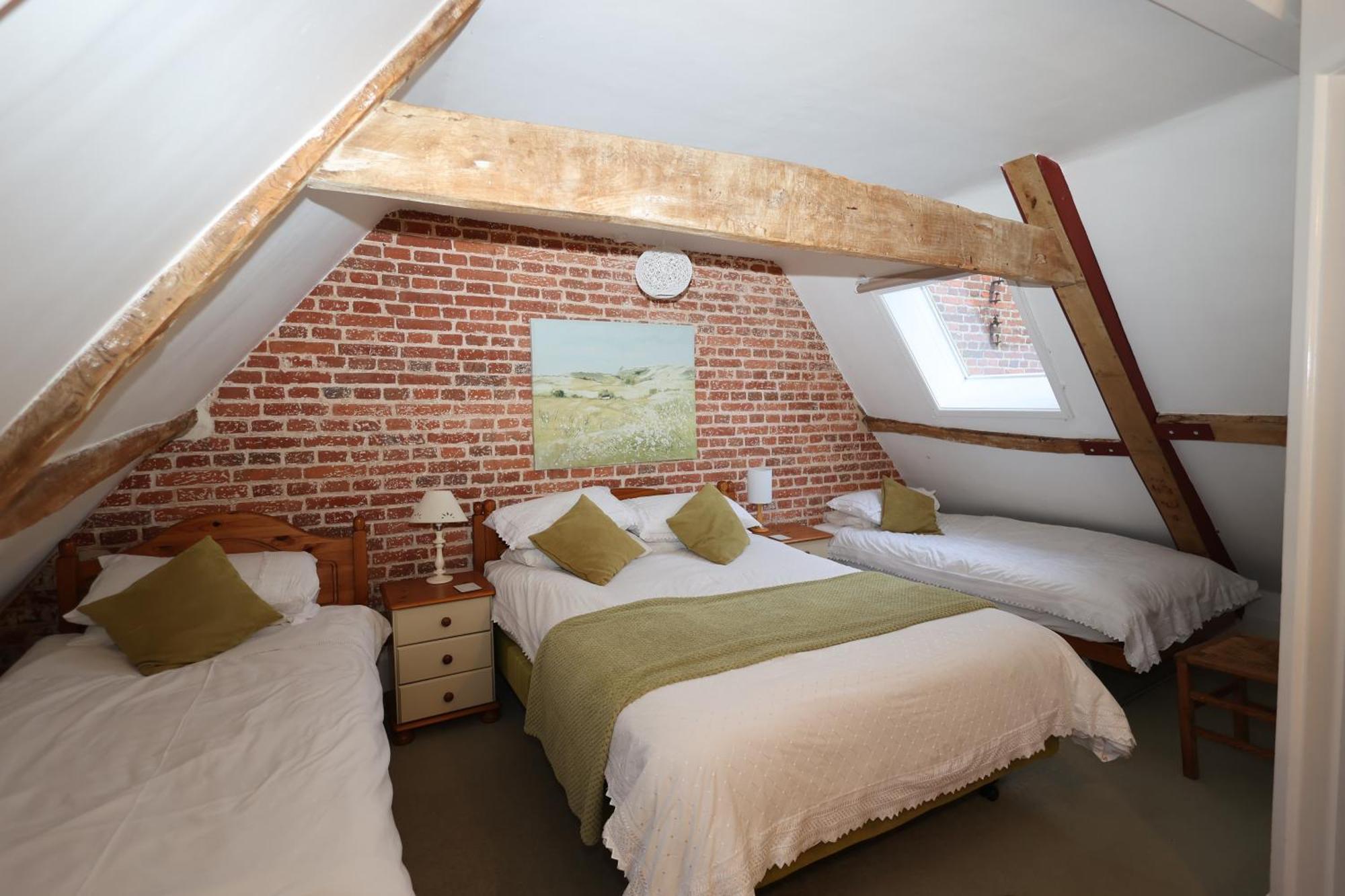 Hall Apartment *