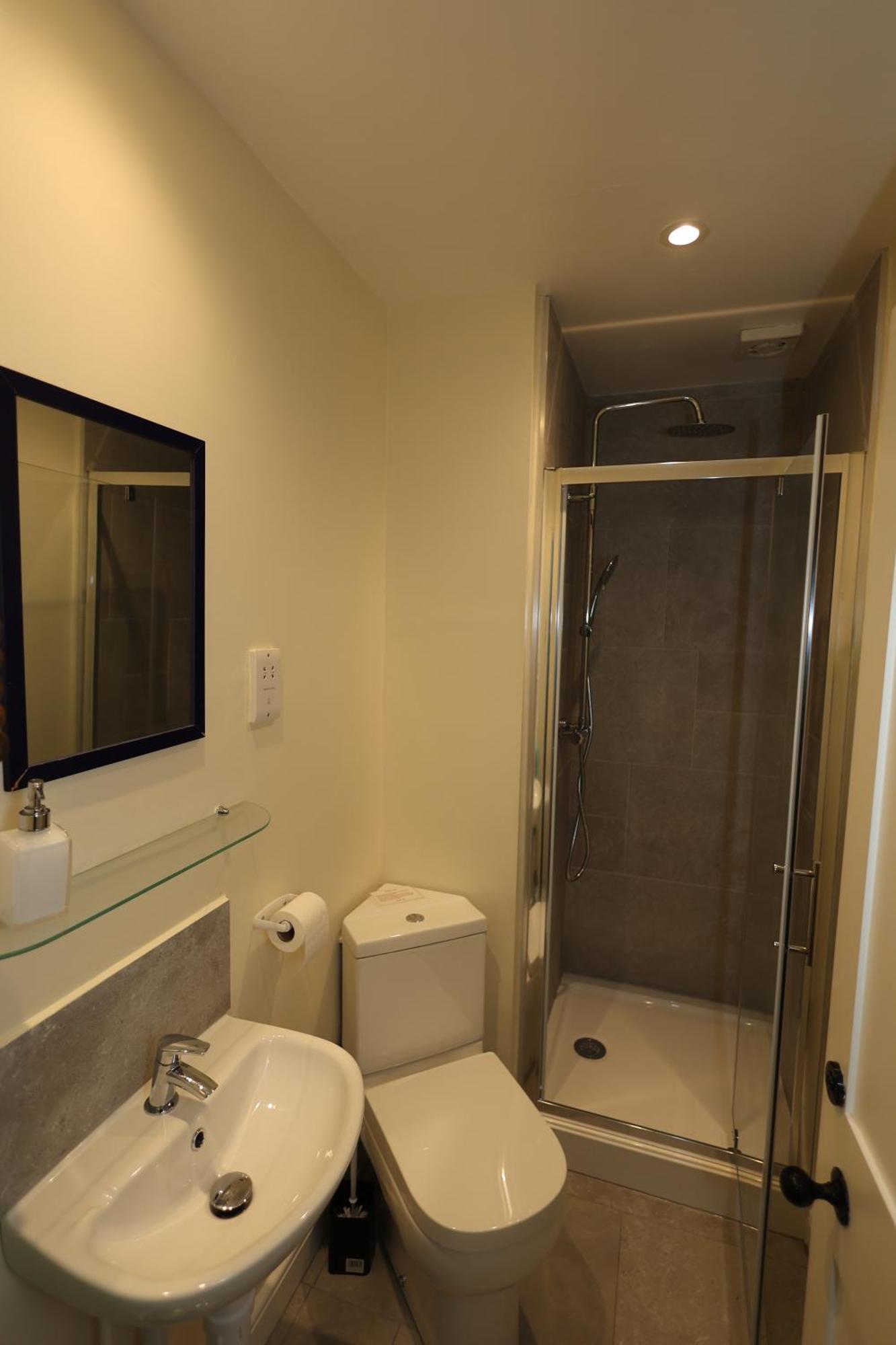 Hall Apartment *